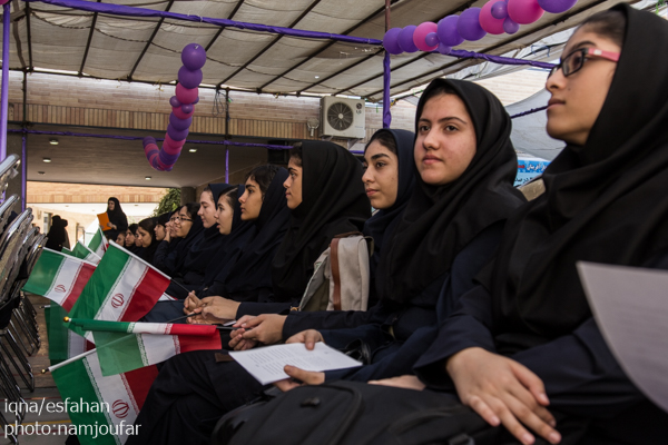 زنگ بازگشایی مدارس در هنرستان دخترانه فضیلی با حضور استاندار اصفهان نواخته شد.
