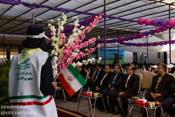 زنگ بازگشایی مدارس در هنرستان دخترانه فضیلی با حضور استاندار اصفهان نواخته شد.