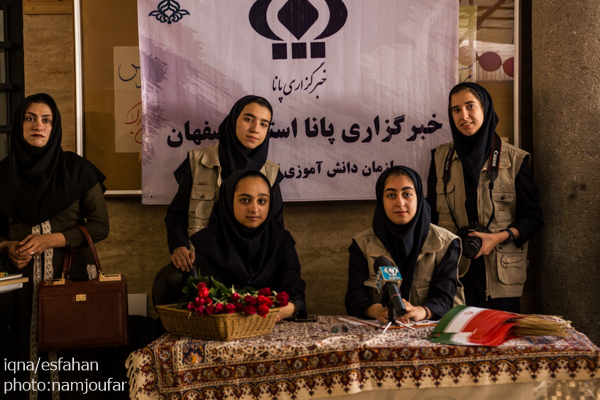 زنگ بازگشایی مدارس در هنرستان دخترانه فضیلی با حضور استاندار اصفهان نواخته شد.