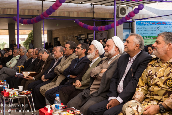 زنگ بازگشایی مدارس در هنرستان دخترانه فضیلی با حضور استاندار اصفهان نواخته شد.
