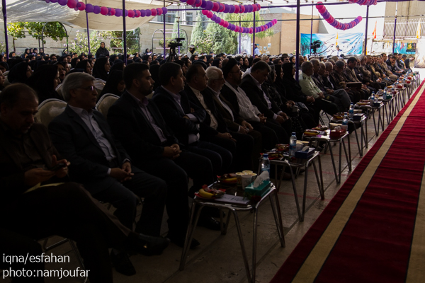 زنگ بازگشایی مدارس در هنرستان دخترانه فضیلی با حضور استاندار اصفهان نواخته شد.