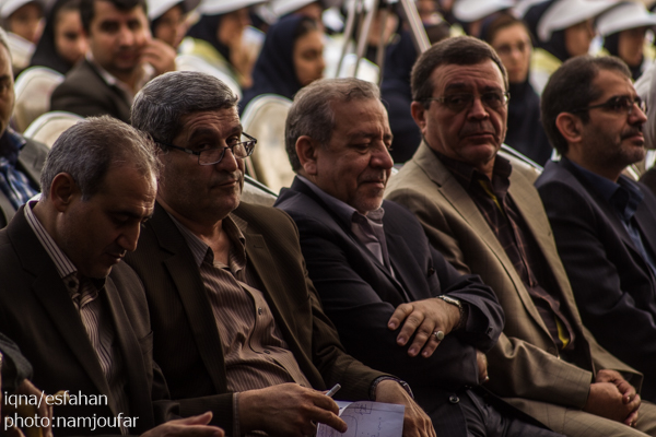 زنگ بازگشایی مدارس در هنرستان دخترانه فضیلی با حضور استاندار اصفهان نواخته شد.