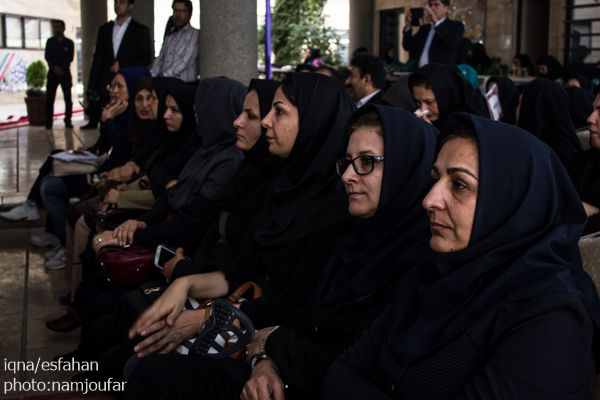 زنگ بازگشایی مدارس در هنرستان دخترانه فضیلی با حضور استاندار اصفهان نواخته شد.