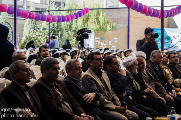 زنگ بازگشایی مدارس در هنرستان دخترانه فضیلی با حضور استاندار اصفهان نواخته شد.