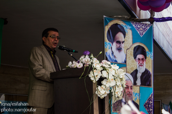 زنگ بازگشایی مدارس در هنرستان دخترانه فضیلی با حضور استاندار اصفهان نواخته شد.