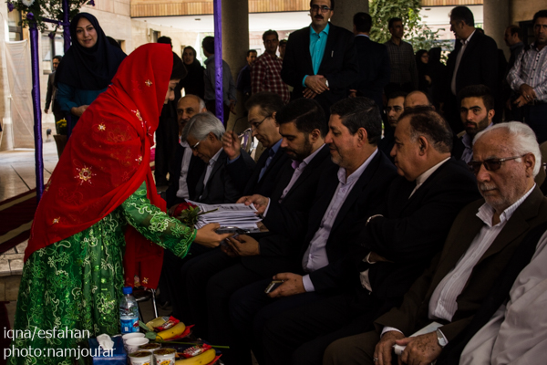 زنگ بازگشایی مدارس در هنرستان دخترانه فضیلی با حضور استاندار اصفهان نواخته شد.