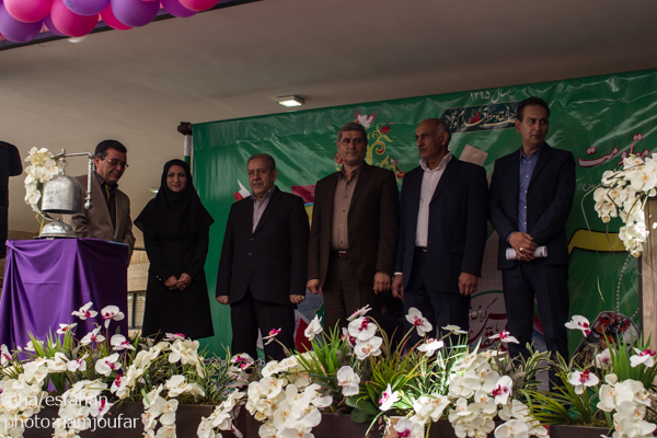زنگ بازگشایی مدارس در هنرستان دخترانه فضیلی با حضور استاندار اصفهان نواخته شد.