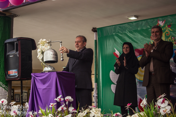 زنگ بازگشایی مدارس در هنرستان دخترانه فضیلی با حضور استاندار اصفهان نواخته شد.