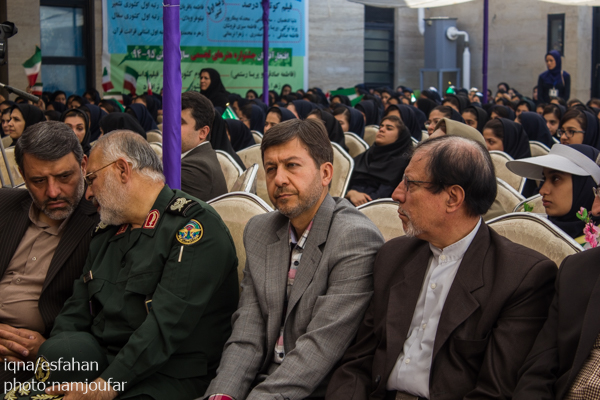 زنگ بازگشایی مدارس در هنرستان دخترانه فضیلی با حضور استاندار اصفهان نواخته شد.