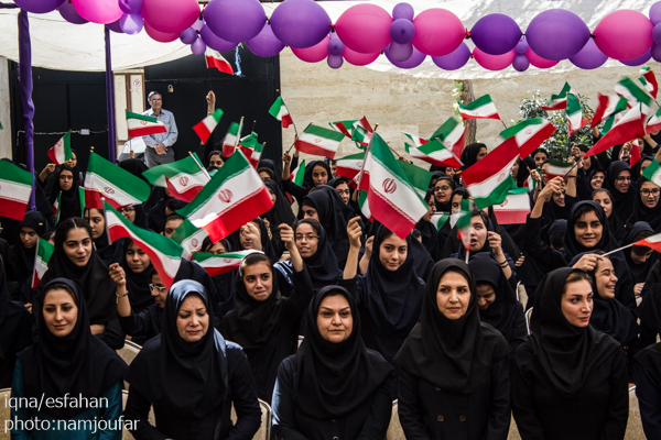 زنگ بازگشایی مدارس در هنرستان دخترانه فضیلی با حضور استاندار اصفهان نواخته شد.