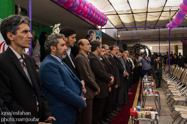 زنگ بازگشایی مدارس در هنرستان دخترانه فضیلی با حضور استاندار اصفهان نواخته شد.