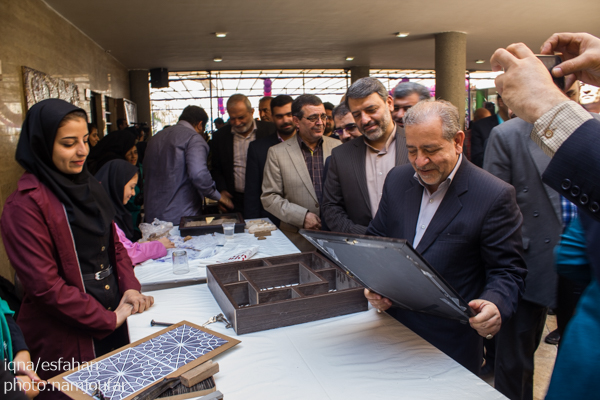 زنگ بازگشایی مدارس در هنرستان دخترانه فضیلی با حضور استاندار اصفهان نواخته شد.