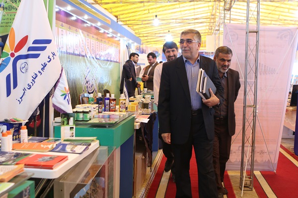 رئیس جهاد دانشگاهی از نمایشگاه دستاوردهای جهاد دانشگاهی بازدید کرد