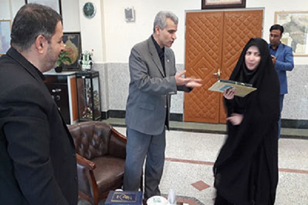 تجلیل از برگزیدگان کارکنان دولت در مسابقه «دقائقی با قرآن» تجلیل از برگزیدگان کارکنان دولت در مسابقه «دقائقی با قرآن»