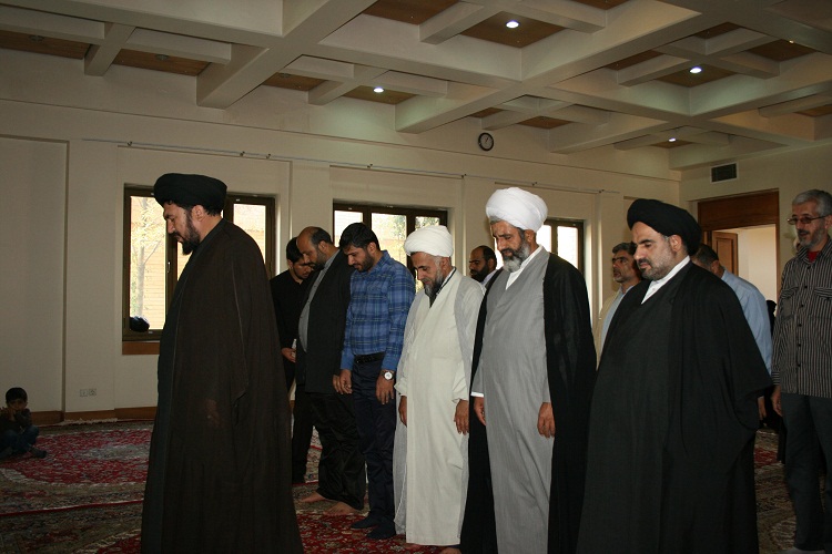درهای بیت تاریخی امام راحل در خمین به روی نمازگزاران باز شد درهای بیت تاریخی امام راحل در خمین به روی نمازگزاران باز شد