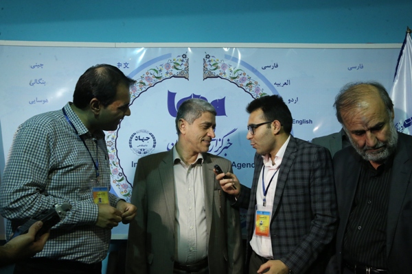 توقف کوتاه طیب‌نیا در غرفه ایکنا و پاسخ اجمالی به یک سؤال
