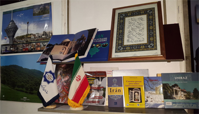 ایران با قرآن و کتب شیعی در نمایشگاه ونزوئلا + عکس