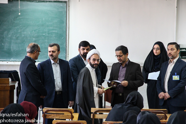 پانزدهمین آزمون سراسری قرآن و عترت در روز پنج شنبه ساعت 8:30 در دانشکده ادبیات دانشگاه اصفهان برگزار شد رییس ارشاد و جمعی از مسئولین از این آزمون بازدید به عمل آوردند.