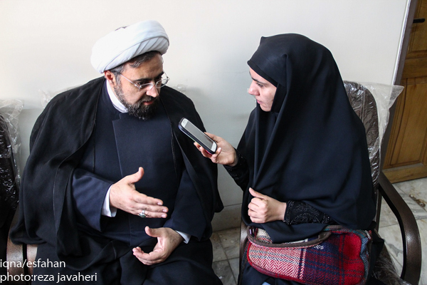 پانزدهمین آزمون سراسری قرآن و عترت در روز پنج شنبه ساعت 8:30 در دانشکده ادبیات دانشگاه اصفهان برگزار شد رییس ارشاد و جمعی از مسئولین از این آزمون بازدید به عمل آوردند.