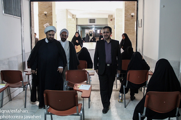 پانزدهمین آزمون سراسری قرآن و عترت در روز پنج شنبه ساعت 8:30 در دانشکده ادبیات دانشگاه اصفهان برگزار شد رییس ارشاد و جمعی از مسئولین از این آزمون بازدید به عمل آوردند.