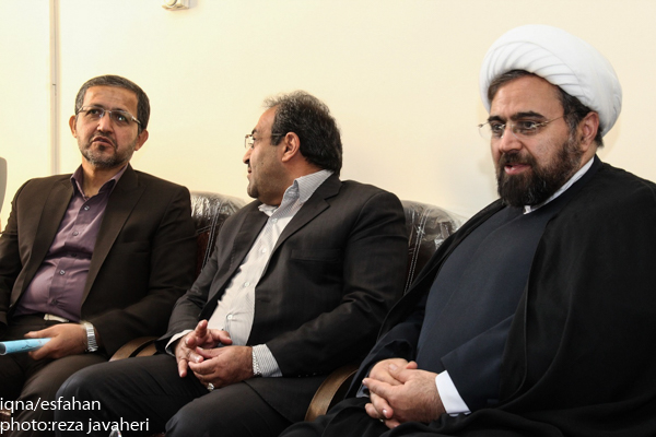 پانزدهمین آزمون سراسری قرآن و عترت در روز پنج شنبه ساعت 8:30 در دانشکده ادبیات دانشگاه اصفهان برگزار شد رییس ارشاد و جمعی از مسئولین از این آزمون بازدید به عمل آوردند.