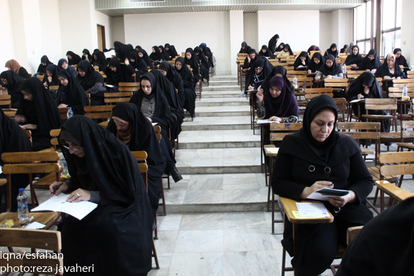 پانزدهمین آزمون سراسری قرآن و عترت در روز پنج شنبه ساعت 8:30 در دانشکده ادبیات دانشگاه اصفهان برگزار شد رییس ارشاد و جمعی از مسئولین از این آزمون بازدید به عمل آوردند.