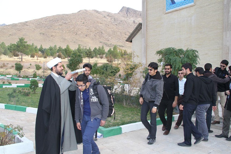 اعزام کاروان دانشجویی دانشگاه تفرش به مراسم پیاده‌روی اربعین حسینی