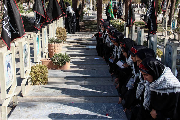 اقامه ی نماز وحدت در گلستان شهدای اصفهان