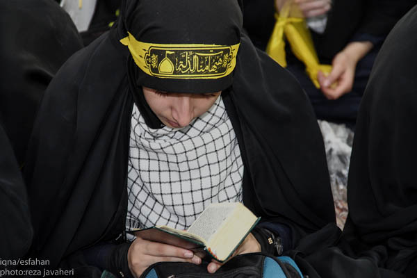 اقامه ی نماز وحدت در گلستان شهدای اصفهان