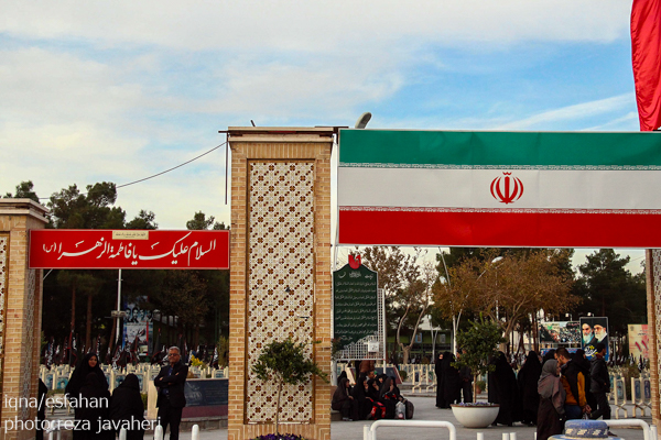 هم خوانی قرآن در قطعه ی شهدا