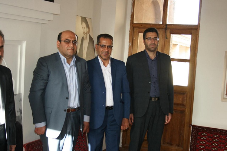 رئیس سازمان دامپزشکی کشور ازبیت تاریخی امام راحل در خمین بازدید کرد