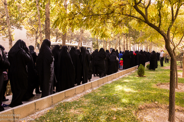 مسافران کربلا می آیند