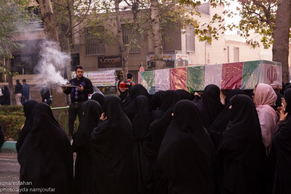 مسافران کربلا می آیند