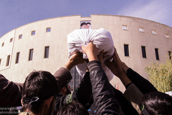 مسافران کربلا می آیند