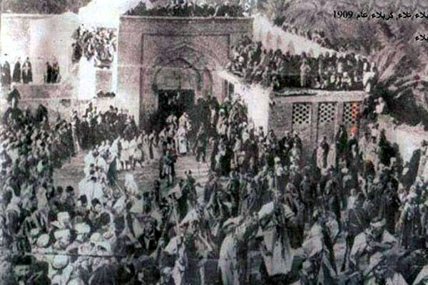 اسناد تصویری موجود در مورد پیاده روی عزاداران، مربوط به بیش از ۱۰۰ سال پیش یعنی در سال ۱۹۰۹ میلادی اسناد تصویری موجود در مورد پیاده روی عزاداران، مربوط به بیش از ۱۰۰ سال پیش یعنی در سال ۱۹۰۹ میلادی