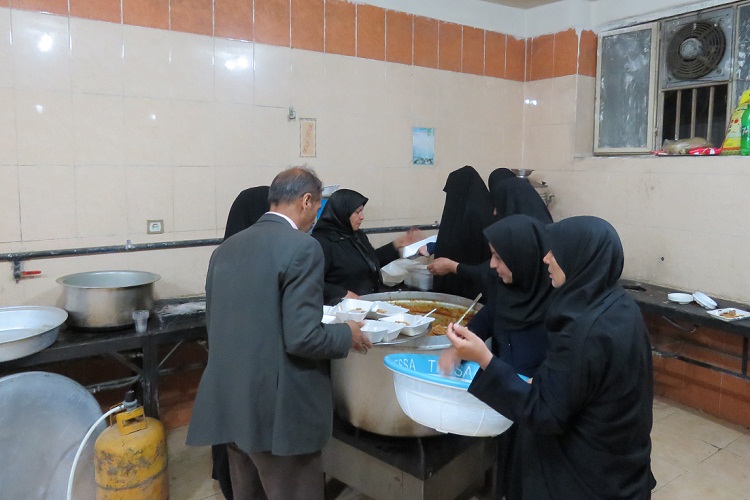 استقبال مردم زاهدان از خدمت‌رسانی به زائرین اربعین حسینی + عکس
