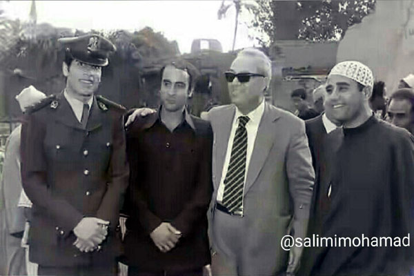 تصاویری نادر از همراهی شیخ مرحوم راغب مصطفی غلوش در پی بازدید یکی از مسئولین حکومتی در محل سکونت غلوش تصاویری نادر از همراهی شیخ مرحوم راغب مصطفی غلوش در پی بازدید یکی از مسئولین حکومتی در محل سکونت غلوش
