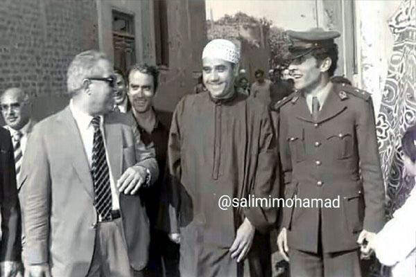 تصاویری نادر از همراهی شیخ مرحوم راغب مصطفی غلوش در پی بازدید یکی از مسئولین حکومتی در محل سکونت غلوش تصاویری نادر از همراهی شیخ مرحوم راغب مصطفی غلوش در پی بازدید یکی از مسئولین حکومتی در محل سکونت غلوش