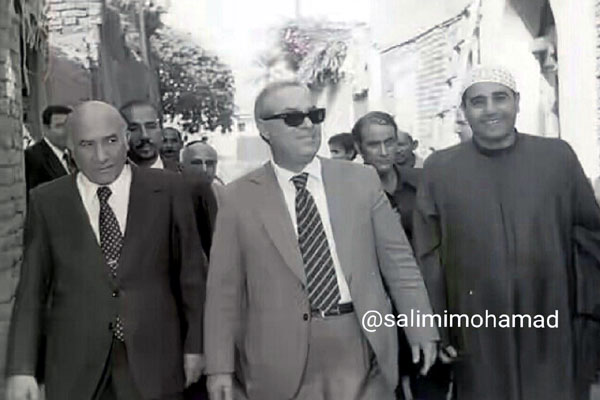 تصاویری نادر از همراهی شیخ مرحوم راغب مصطفی غلوش در پی بازدید یکی از مسئولین حکومتی در محل سکونت غلوش تصاویری نادر از همراهی شیخ مرحوم راغب مصطفی غلوش در پی بازدید یکی از مسئولین حکومتی در محل سکونت غلوش