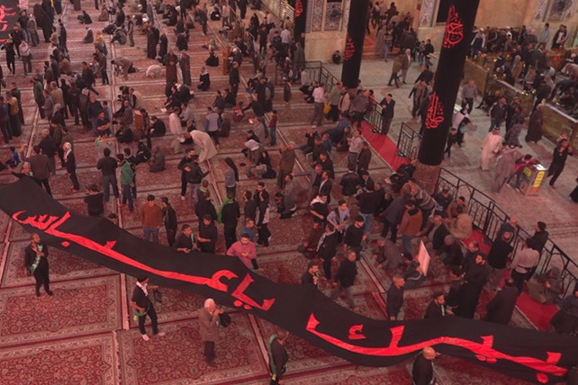 بزرگترین پرچم حسینی در حرم سیدالشهداء(ع) بزرگترین پرچم حسینی در حرم سیدالشهداء(ع)
