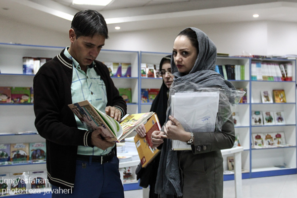 هشتمین نمایشگاه کتاب یارمهربان با بیش از هشت هزار عنوان کتاب و 11 میلیارد ریال اهدای کتاب و لوازم ورزشی به مدارس اصفهان در ارگ جهان نمای این شهر برگزار شد.اين نمايشگاه از تاريخ ٣٠مهرماه آغاز بكار كرده و در تاريخ ٥ آبان ماه به كارخود پايان ميدهد.