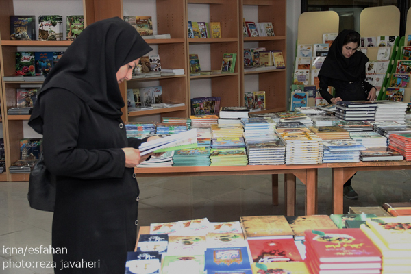 هشتمین نمایشگاه کتاب یارمهربان با بیش از هشت هزار عنوان کتاب و 11 میلیارد ریال اهدای کتاب و لوازم ورزشی به مدارس اصفهان در ارگ جهان نمای این شهر برگزار شد.اين نمايشگاه از تاريخ ٣٠مهرماه آغاز بكار كرده و در تاريخ ٥ آبان ماه به كارخود پايان ميدهد.