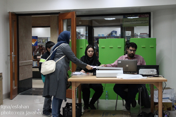 هشتمین نمایشگاه کتاب یارمهربان با بیش از هشت هزار عنوان کتاب و 11 میلیارد ریال اهدای کتاب و لوازم ورزشی به مدارس اصفهان در ارگ جهان نمای این شهر برگزار شد.اين نمايشگاه از تاريخ ٣٠مهرماه آغاز بكار كرده و در تاريخ ٥ آبان ماه به كارخود پايان ميدهد.
