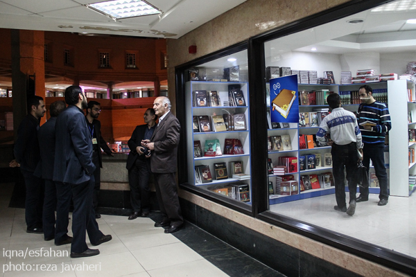 هشتمین نمایشگاه کتاب یارمهربان با بیش از هشت هزار عنوان کتاب و 11 میلیارد ریال اهدای کتاب و لوازم ورزشی به مدارس اصفهان در ارگ جهان نمای این شهر برگزار شد.اين نمايشگاه از تاريخ ٣٠مهرماه آغاز بكار كرده و در تاريخ ٥ آبان ماه به كارخود پايان ميدهد.