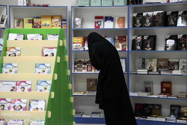 هشتمین نمایشگاه کتاب یارمهربان با بیش از هشت هزار عنوان کتاب و 11 میلیارد ریال اهدای کتاب و لوازم ورزشی به مدارس اصفهان در ارگ جهان نمای این شهر برگزار شد.اين نمايشگاه از تاريخ ٣٠مهرماه آغاز بكار كرده و در تاريخ ٥ آبان ماه به كارخود پايان ميدهد.
