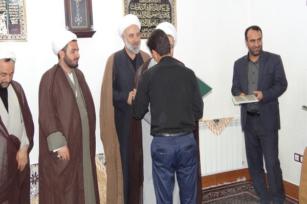 تجلیل از حافظ برتر لرستانی در مسابقات سراسری اقاف تجلیل از حافظ برتر لرستانی در مسابقات سراسری اقاف