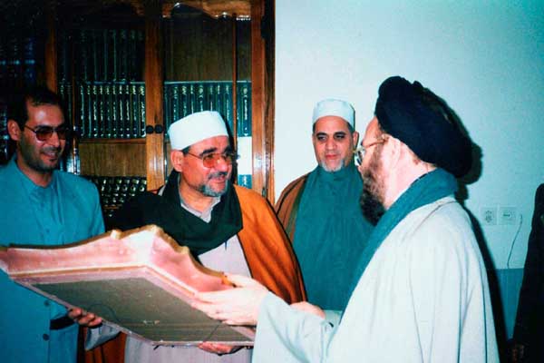 سید متولی عبدالعال در حال دریافت تابلو فرش از جانب امام جمعهی سابق اردبیل سید متولی عبدالعال در حال دریافت تابلو فرش از جانب امام جمعهی سابق اردبیل