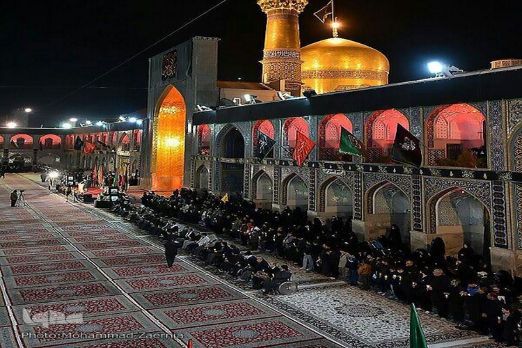 مرثیه سرایی در حرم رضوی در شبی که اهل زمین و عرش عزادار بود
