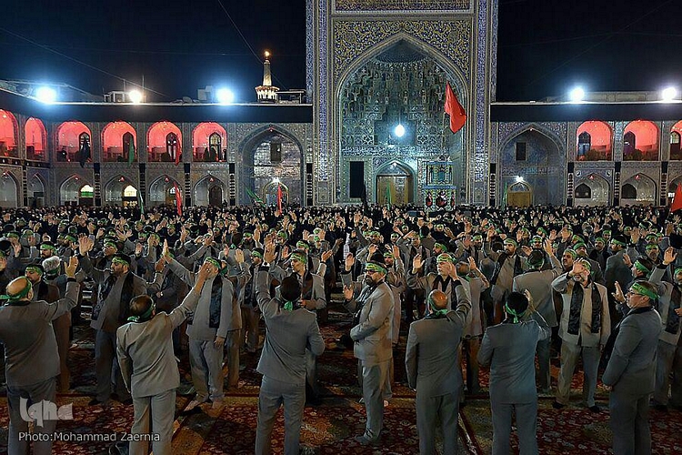 مرثیه سرایی در حرم رضوی در شبی که اهل زمین و عرش عزادار بود