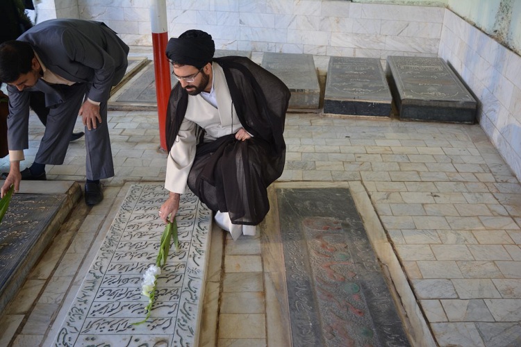 غبارروبی امامزادگان خمین با حضور دانشجویان علوم قرآنی+عکس
